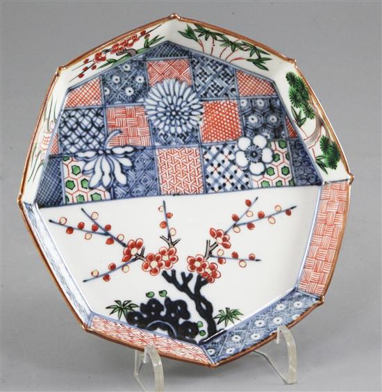 A Japanese Kakiemon style octagonal dish, late 19th/early 20th century, 14.5cm wide